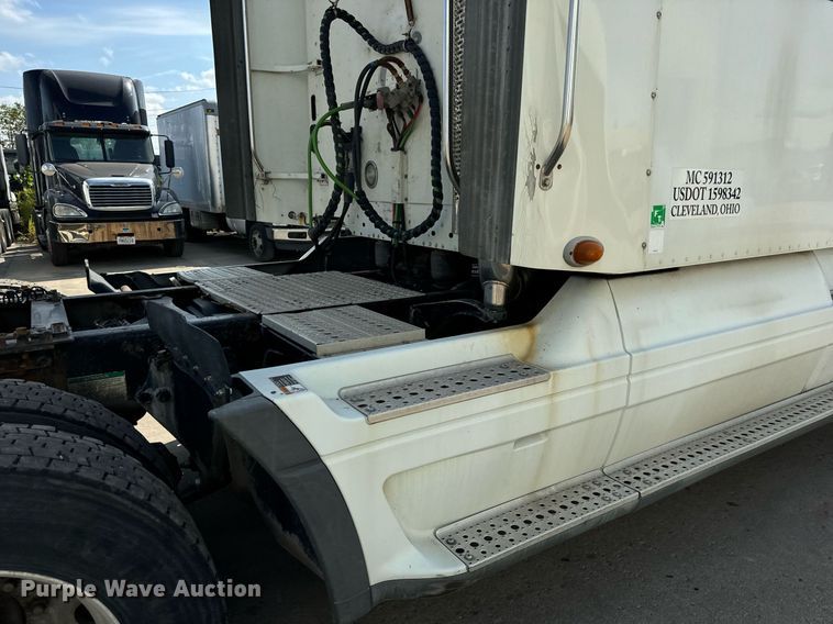 image for item OG9677 2007 Freightliner  Columbia  semi truck