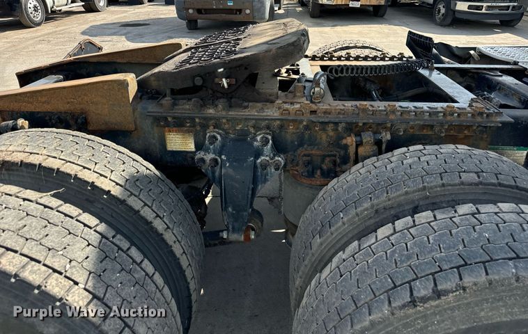 image for item OG9677 2007 Freightliner  Columbia  semi truck