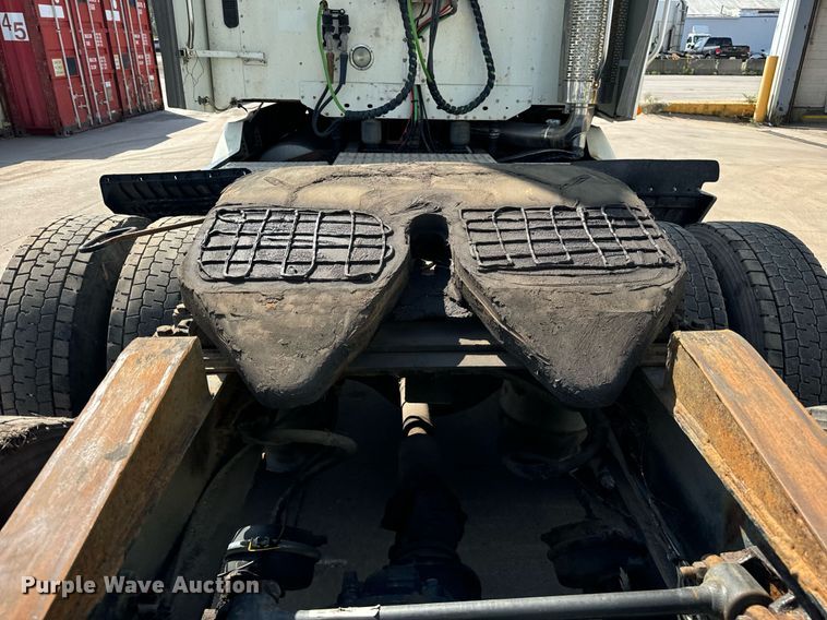 image for item OG9677 2007 Freightliner  Columbia  semi truck