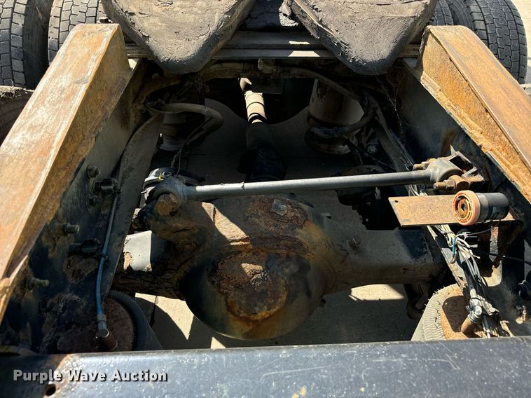 image for item OG9677 2007 Freightliner  Columbia  semi truck