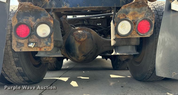 image for item OG9677 2007 Freightliner  Columbia  semi truck