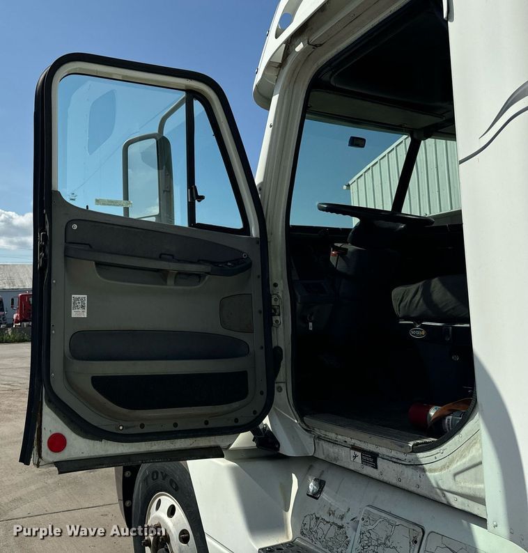 image for item OG9677 2007 Freightliner  Columbia  semi truck