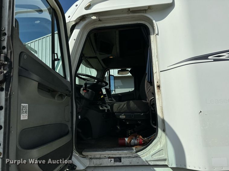 image for item OG9677 2007 Freightliner  Columbia  semi truck