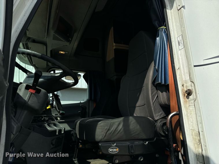 image for item OG9677 2007 Freightliner  Columbia  semi truck