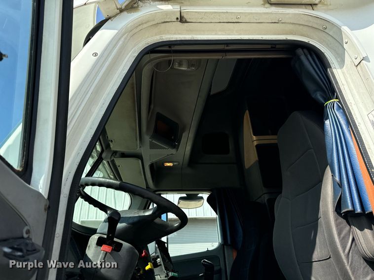 image for item OG9677 2007 Freightliner  Columbia  semi truck