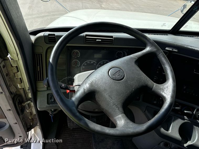 image for item OG9677 2007 Freightliner  Columbia  semi truck