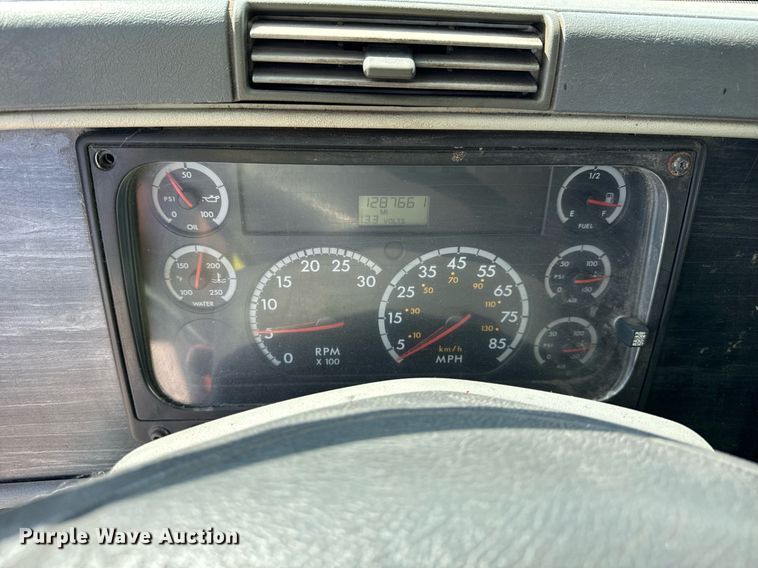 image for item OG9677 2007 Freightliner  Columbia  semi truck