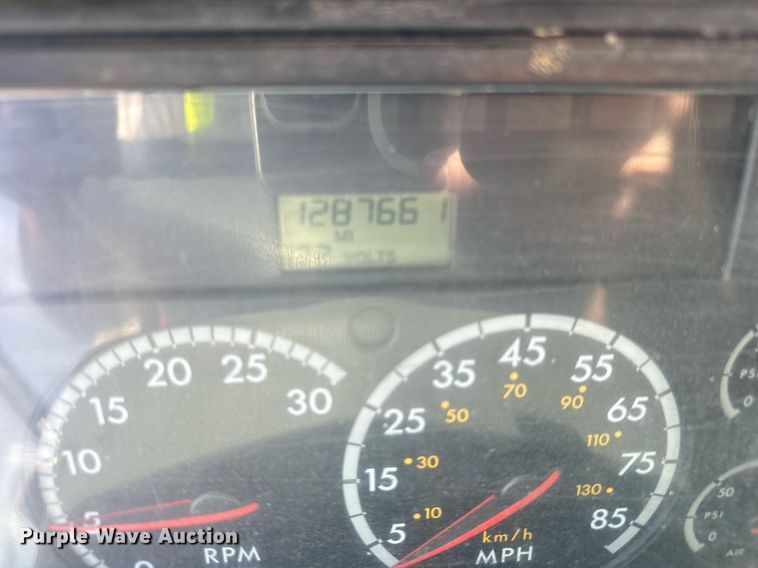 image for item OG9677 2007 Freightliner  Columbia  semi truck