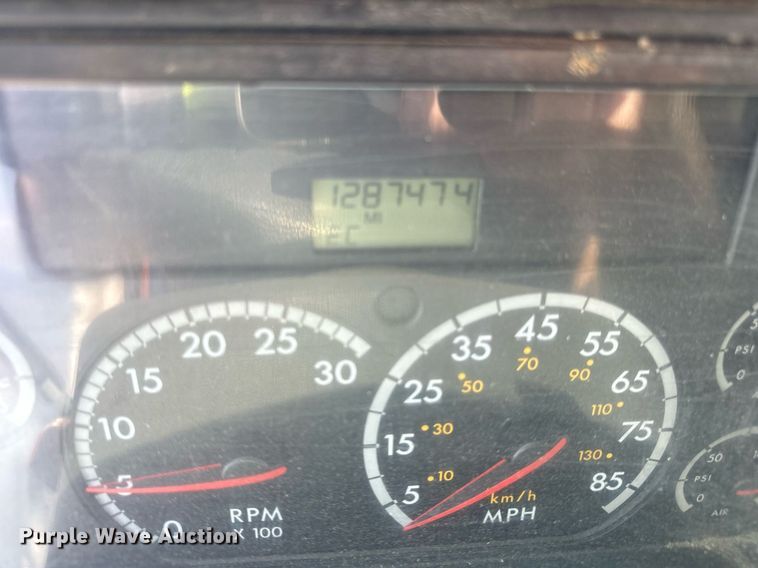 image for item OG9677 2007 Freightliner  Columbia  semi truck