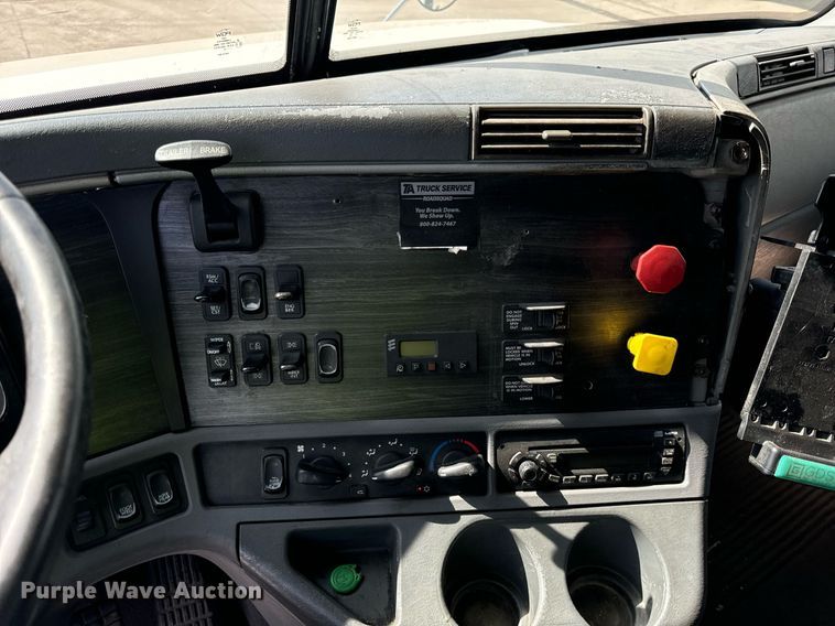 image for item OG9677 2007 Freightliner  Columbia  semi truck