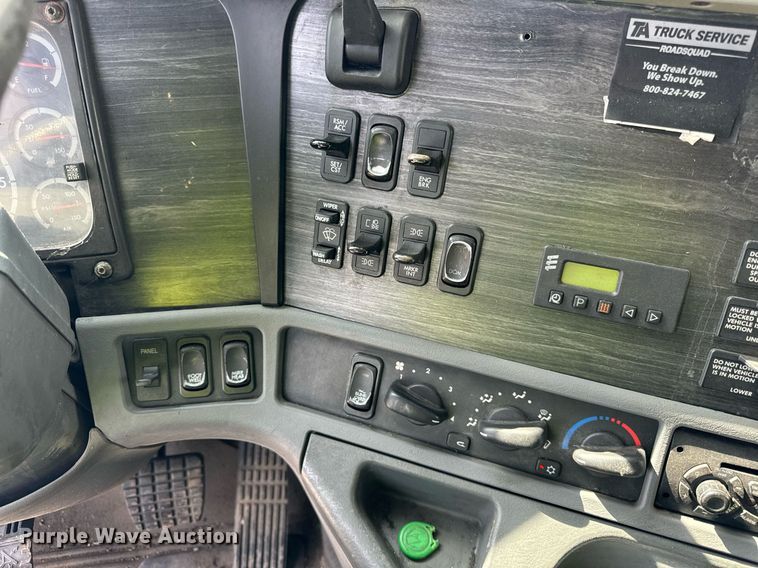 image for item OG9677 2007 Freightliner  Columbia  semi truck