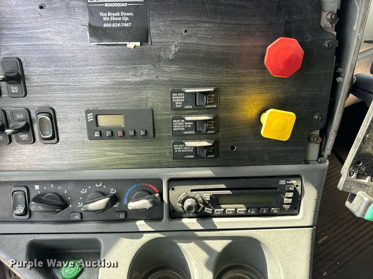 image for item OG9677 2007 Freightliner  Columbia  semi truck