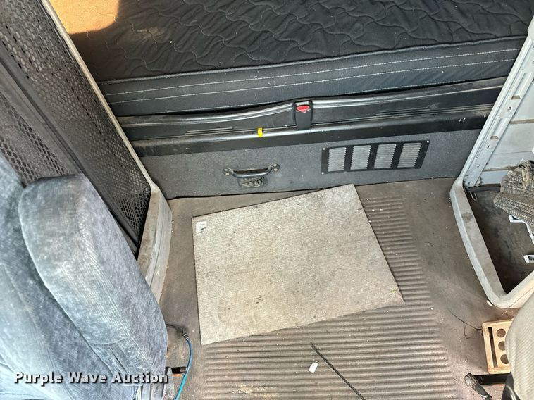 image for item OG9677 2007 Freightliner  Columbia  semi truck