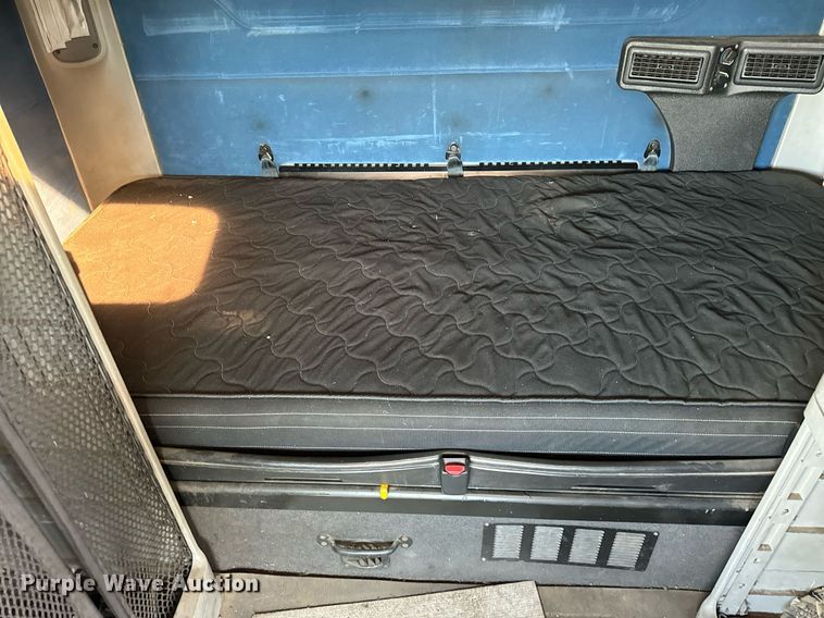 image for item OG9677 2007 Freightliner  Columbia  semi truck