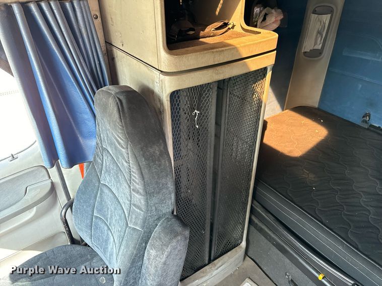 image for item OG9677 2007 Freightliner  Columbia  semi truck