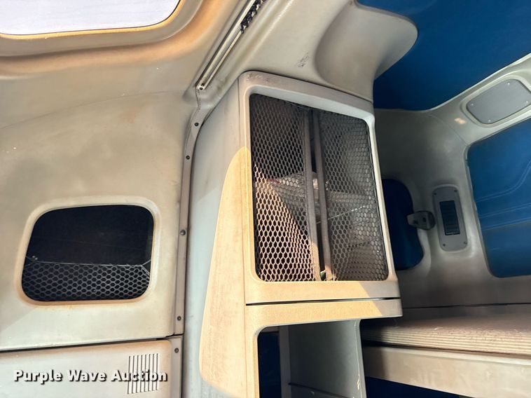 image for item OG9677 2007 Freightliner  Columbia  semi truck