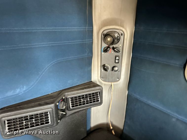 image for item OG9677 2007 Freightliner  Columbia  semi truck