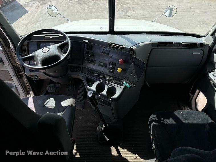 image for item OG9677 2007 Freightliner  Columbia  semi truck