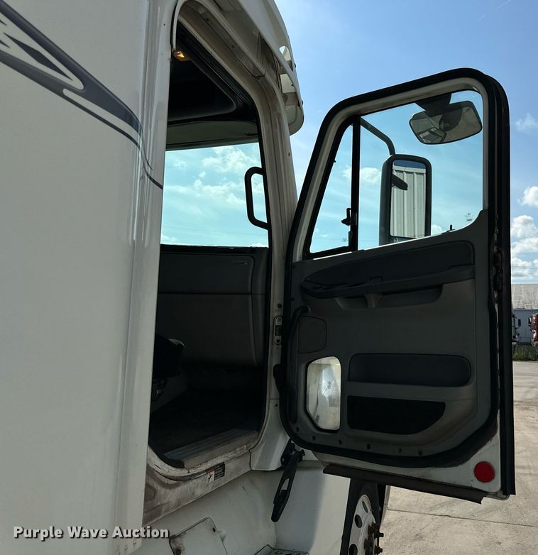 image for item OG9677 2007 Freightliner  Columbia  semi truck