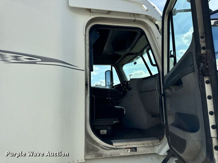 image for item OG9677 2007 Freightliner  Columbia  semi truck