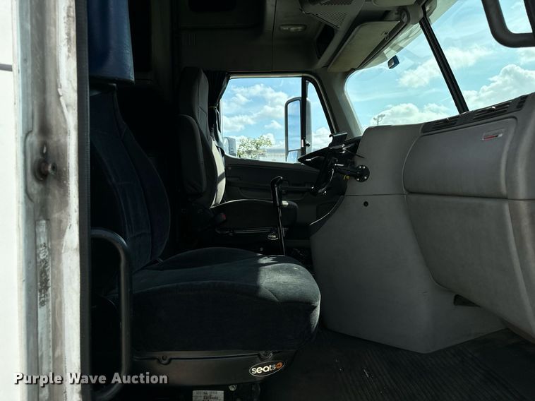 image for item OG9677 2007 Freightliner  Columbia  semi truck