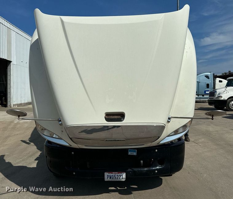 image for item OG9677 2007 Freightliner  Columbia  semi truck