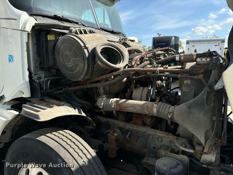 image for item OG9677 2007 Freightliner  Columbia  semi truck