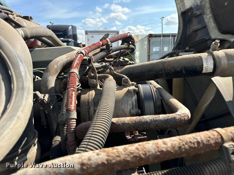 image for item OG9677 2007 Freightliner  Columbia  semi truck