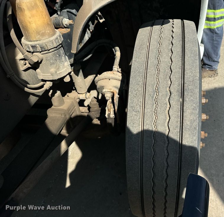 image for item OG9677 2007 Freightliner  Columbia  semi truck