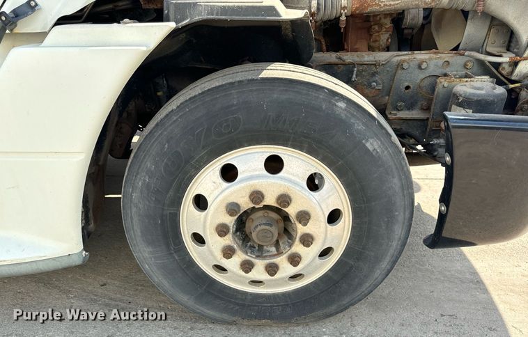 image for item OG9677 2007 Freightliner  Columbia  semi truck