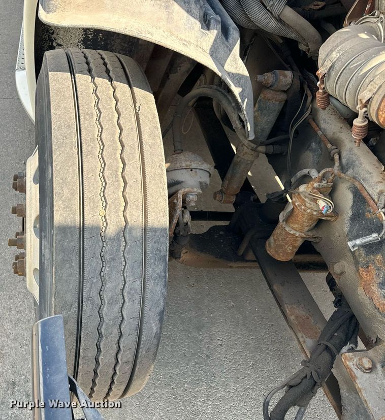 image for item OG9677 2007 Freightliner  Columbia  semi truck