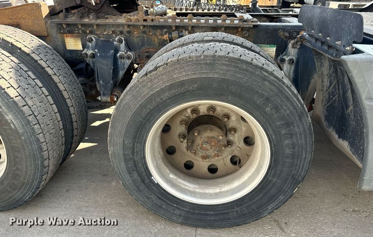 image for item OG9677 2007 Freightliner  Columbia  semi truck