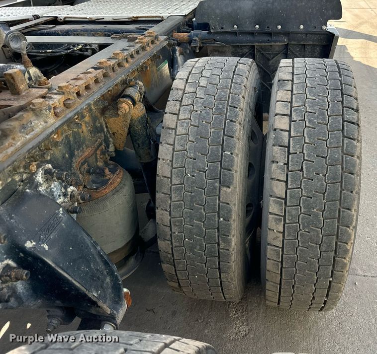 image for item OG9677 2007 Freightliner  Columbia  semi truck