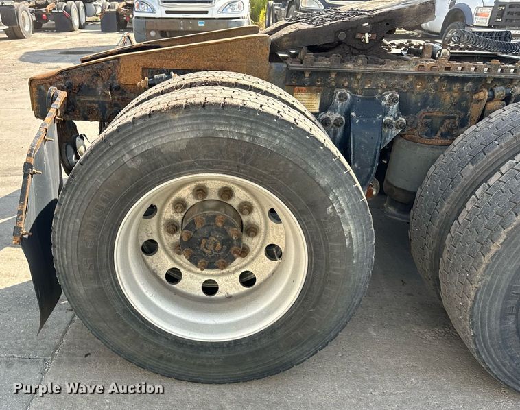 image for item OG9677 2007 Freightliner  Columbia  semi truck