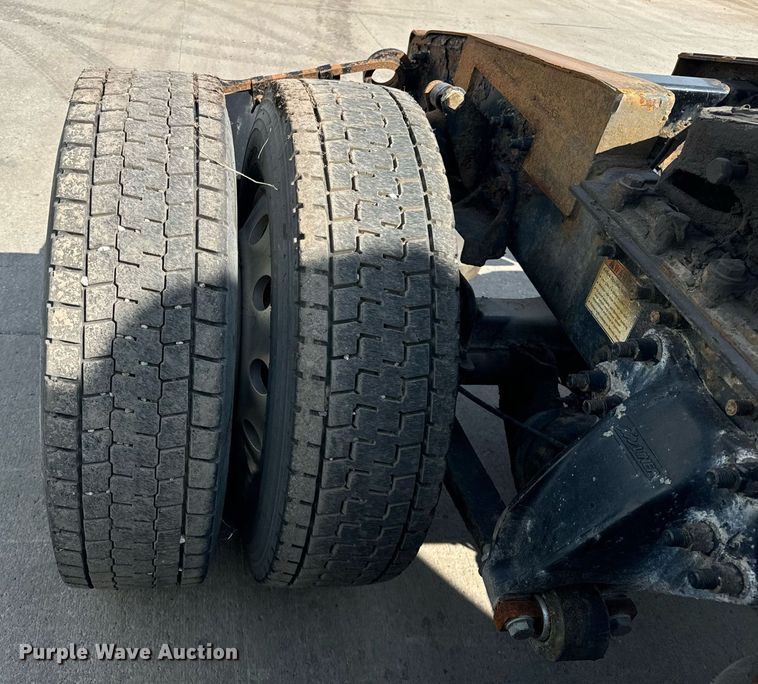 image for item OG9677 2007 Freightliner  Columbia  semi truck