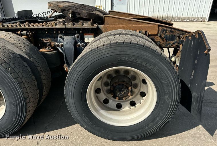 image for item OG9677 2007 Freightliner  Columbia  semi truck