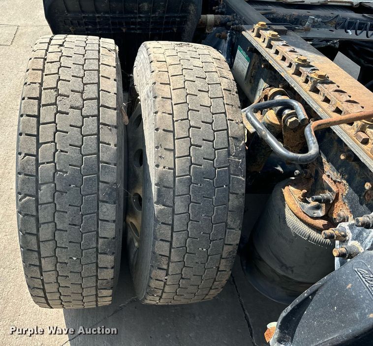 image for item OG9677 2007 Freightliner  Columbia  semi truck