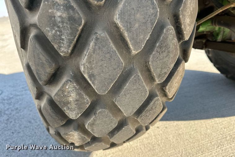 image for item DD3322 John Deere 750 tractor