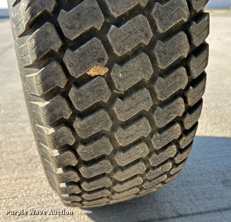 image for item DD3322 John Deere 750 tractor