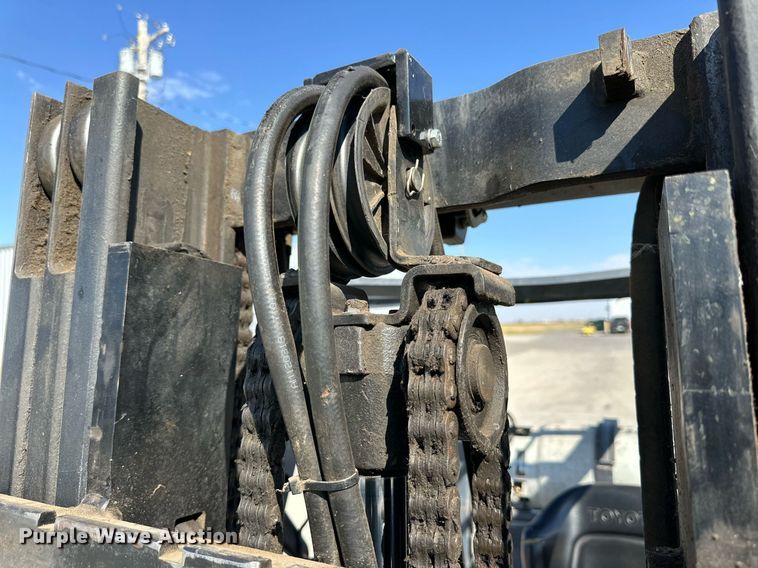 image for item DD3336 2017 Toyota  8FGCU25 forklift