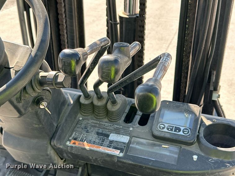 image for item DD3336 2017 Toyota  8FGCU25 forklift