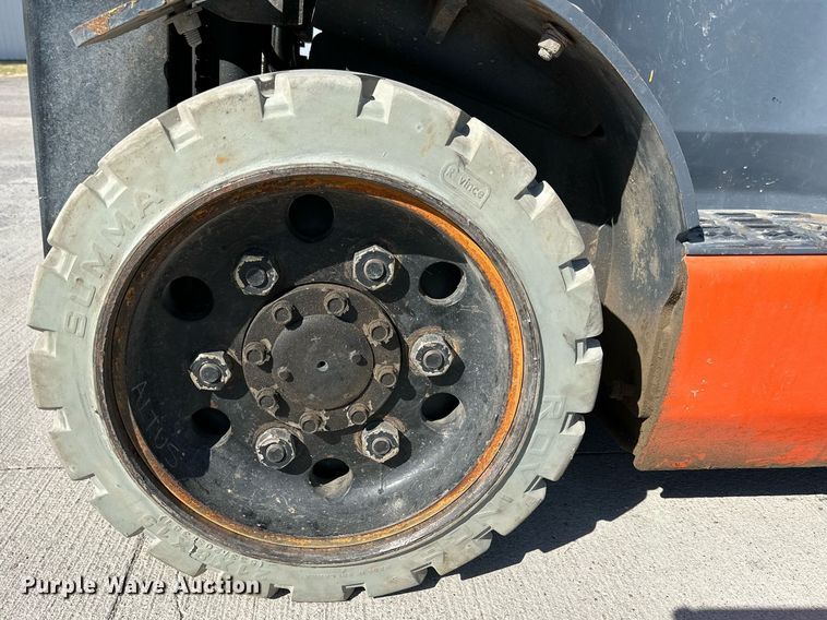 image for item DD3336 2017 Toyota  8FGCU25 forklift