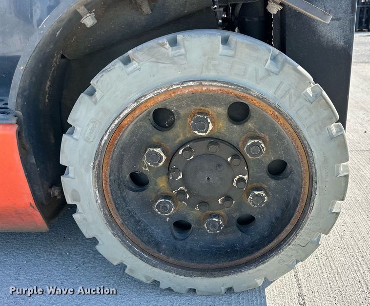 image for item DD3336 2017 Toyota  8FGCU25 forklift