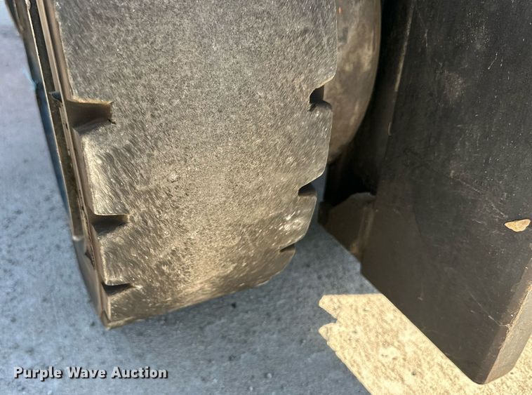 image for item DD3348 2016 Toyota 8FDU20 forklift