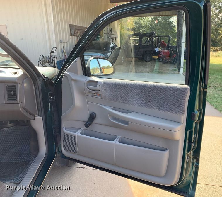 image for item DM1831 2001 Dodge Dakota SLT Club Cab pickup truck