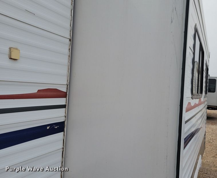 image for item DN3587 2005 Frontier  Explorer M315 camper