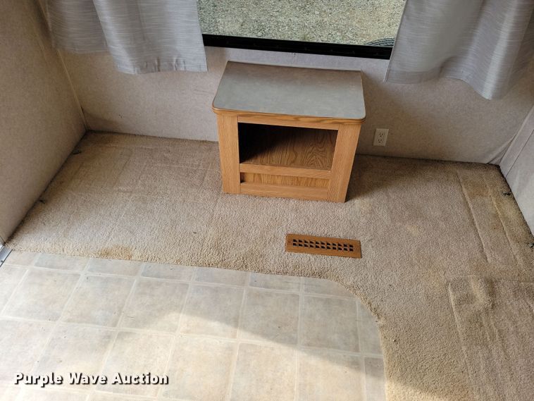 image for item DN3587 2005 Frontier  Explorer M315 camper