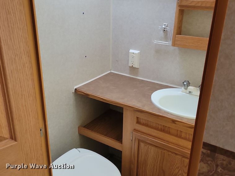 image for item DN3587 2005 Frontier  Explorer M315 camper