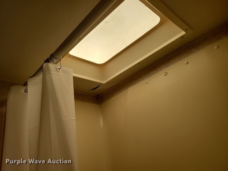 image for item DN3587 2005 Frontier  Explorer M315 camper