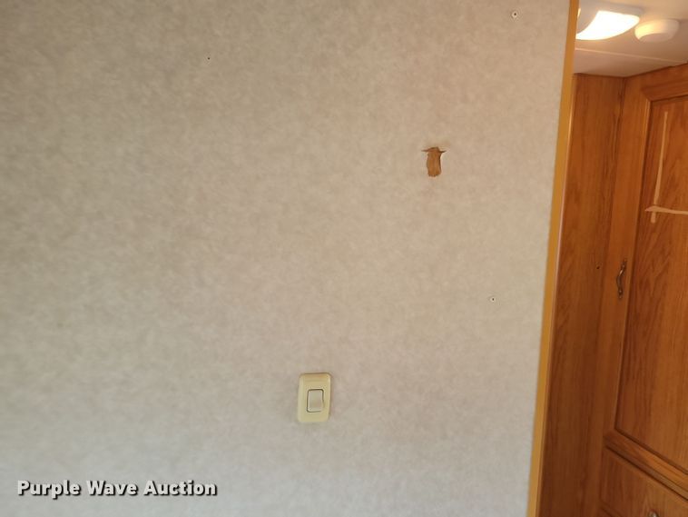 image for item DN3587 2005 Frontier  Explorer M315 camper